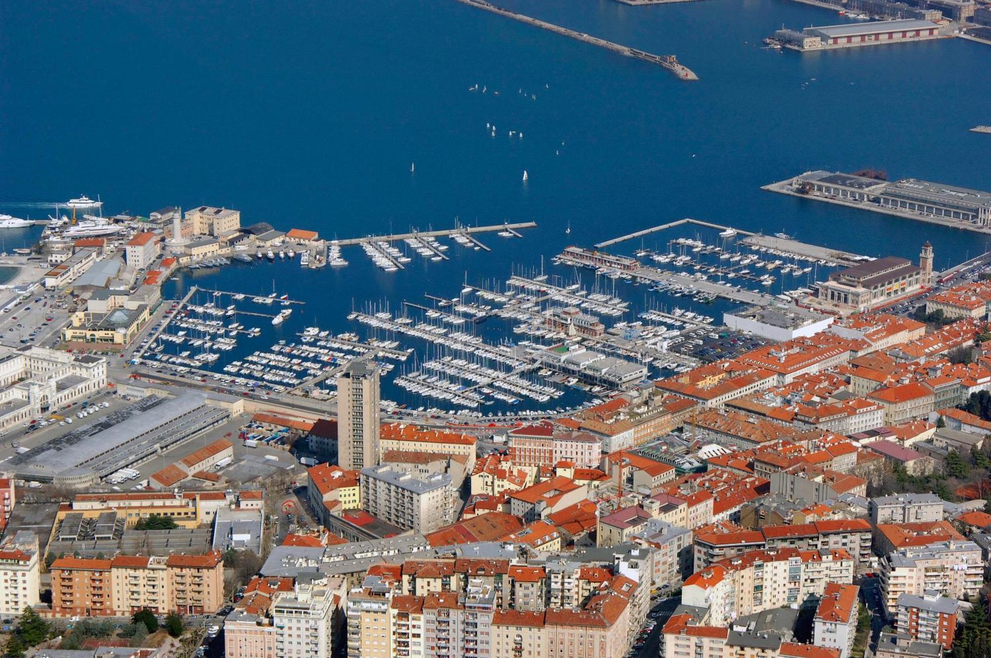 Suite Mitteleuropa Private Parking Триест Екстериор снимка